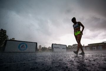 La saltadora de longitud brasileña Eliane Martins se ejercita bajo un intenso aguacero durante un entrenamiento en el NAR (Centro Deportivo de Alto Rendimiento) de Sao Paulo, Brasil. La necesaria constancia en esta disciplina no permite aplazar las sesiones de preparación por las inclemencias del tiempo.