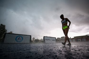 La saltadora de longitud brasileña Eliane Martins se ejercita bajo un intenso aguacero durante un entrenamiento en el NAR (Centro Deportivo de Alto Rendimiento) de Sao Paulo, Brasil. La necesaria constancia en esta disciplina no permite aplazar las sesiones de preparación por las inclemencias del tiempo.