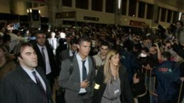 <b>PROTAGONISTA. </b>Cristiano fue el centro. Estuvo custodiado por seguridad del aeropuerto y del Madrid.