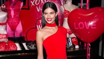 Sara Sampaio en un evento de San Valentín de Victoria's Secret