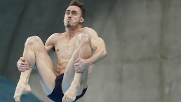 El saltador espa&ntilde;ol Alberto Ar&eacute;valo compite durante la ronda clasificatoria de la Copa del Mundo de Saltos en Tokio.