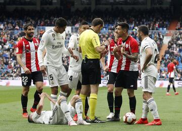 El jugador del Athletic Club Yuri protesta al árbitro Melero López tras haber pitado falta en la jugada previa entre el rojiblanco y Lucas Vázquez. 