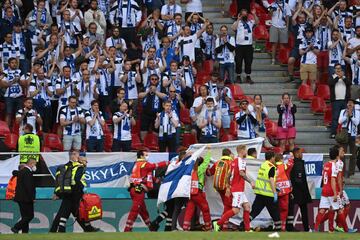 El jugador dan¨¦s, ya consciente, es retirado en camilla para ser trasladado al hospital.