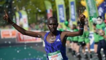 El keniano Mark Korir entra vencedor en la Marat&oacute;n de Par&iacute;s del a&ntilde;o pasado. 