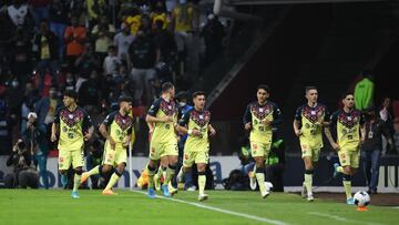 Jugadores del América festejan un gol contra Gallos Blancos