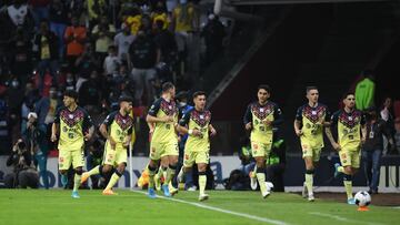 Jugadores del Am&eacute;rica festejan un gol contra Gallos Blancos