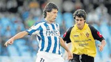 <b>DOS AMIGOS DEL BALÓN. </b>Mikel Aranburu protege la pelota ante Pablo Aimar en el encuentro disputado en Anoeta.