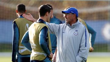Soccer Football - Europa League - Chelsea Training - Cobham Training Centre, Stoke D'Abernon, Cobham, Britain - October 24, 2018 Chelsea manager Maurizio Sarri talks to Alvaro Morata during training Action Images via Reuters/Paul Childs