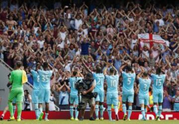 West Ham celebra con sus hinchas la victoria en el Emirates Stadium.