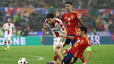 Imagen del España-Georgia: Navas arrebata un balón en defens a Kvaratskhelia.