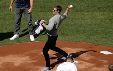 El quarterback de los Patriots visitó el Fenway Park para realizar el primer envío ante lod Pirates el 3 de abril de 2017.