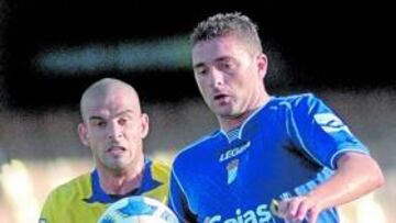 Viqueira mira el balón.