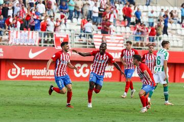 Turrillo celebra el gol. A su lado Diori.