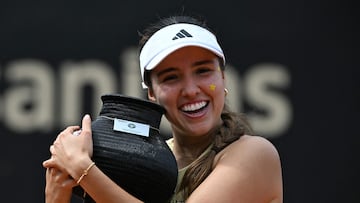 Colombia's Camila Osorio holds the trophy after defeating Poland's Katarzyna Kawa during the WTA Bogota 2025 women's singles final match in Bogota on April 6, 2025. (Photo by Luis ACOSTA / AFP)