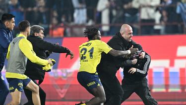 Numerosos ultras del Trabzonspor han agredido este domingo a los jugadores del Fenerbahçe tras perder su club en casa por 2-3. Tras pitarse el final del partido, los jugadores del Fenerbahçe intentaron celebrar la victoria sobre el césped, pero numerosos ultras del Trabzonspor irrumpieron en el campo agrediendo a los jugadores. Los futbolistas se defendieron, produciéndose una batalla campal de la que los jugadores fueron rescatados por las fuerzas de seguridad.