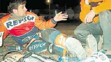 <b>EL CONSUELO DEL JEFE.</b> Jordi Arcarons escucha las explicaciones de su piloto, Isidre Esteve.