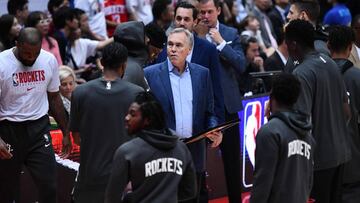 Houston Rockets head coach Mike D&#039;Antoni (C) instructs his players prior to start of the National Basketball Association (NBA) Japan Games 2019 pre-season basketball match between the Houston Rockets and Toronto Raptors in Saitama, a northern suburb of Tokyo on October 10, 2019. (Photo by TOSHIFUMI KITAMURA / AFP)