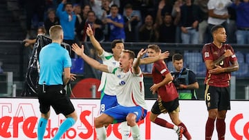 Soccer Football - UEFA Nations League - Group A2 - Italy v Belgium - Stadio Olimpico, Rome, Italy - October 10, 2024 Italy's Davide Frattesi reacts as referee Espen Eskas looks on REUTERS/Ciro De Luca