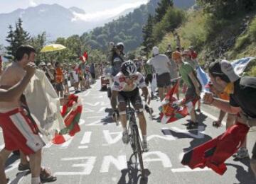 Carlos Sastre ganó la Etapa del Alpe d´Huez. En esta etapa consiguió el maillot amarillo.