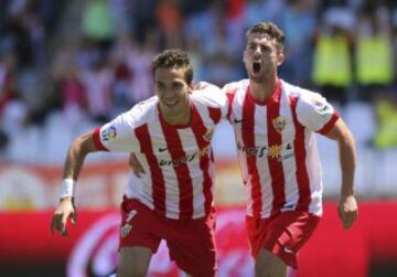 El delantero del Almería Óscar Díaz (i) celebra un gol junto al delantero Rodrigo Ríos, "Rodri" (d), durante el encuentro frente al Betis de la trigésimo sexta jornada de la Liga de Primera División que se juega esta mañana en el estadio de los Juegos Mediterráneos de Almería. 