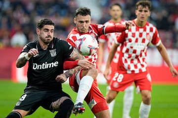 Miguel y Arnau pugnan por un balón en el Girona - Leganés. 