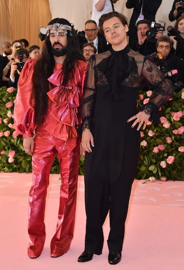 El cantante Harry Styles y el director creativo de Gucci Alessandro Michele.