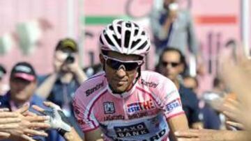 <b>EN LA SALIDA. </b>Alberto Contador fue agasajado en Conegliano.