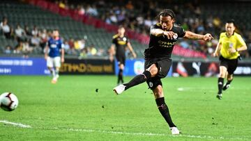 Leroy Sané dispara a puerta durante el Manchester City-Hong Kong.
