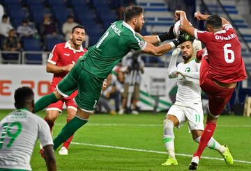 El portero del Líbano Mehdi Khalil atrapa un balón ante el delantero de Arabia Saudí. 
 