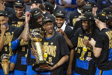 Jalen Williams celebra junto a sus compañeros tras ganar el séptimo partido de las Finales de la NBA de 2025 contra los Indiana Pacers.