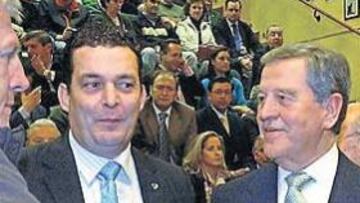 <b>RECUERDOS EN VERDIBLANCO. </b>El presidente del Betis, José León, conversa con Luis fernández antes de comenzar su Conferencia de ayer en el Club Antares de Sevilla.