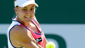 Nadia Petrova devuelve una bola a Julia Goerges durante el torneo de Indian Wells de 2013.