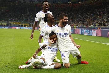 0-1. Rodrygo celebra el primer gol con Vinicius, Camavinga y Nacho Fernández.