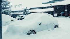 Coche colgado de nieve en Sierra Nevada, el 11 de marzo del 2024.