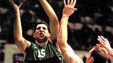 <B>DE MODA.</B> Su enorme potencial pone en órbita al alero verdinegro.