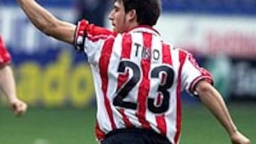 <b>SIETE TIKOTAZOS.</B> Tiko lleva siete goles con disparos lejanos, y siete cajas de cervezas. Otros jugadores del Athletic reciben jamones, quesos, vino o latas de conserva de las peñas con su nombre cada vez que consiguen marcar.