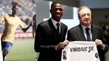 GRAF3739. MADRID, 20/07/2018.- El nuevo jugador del Real Madrid, el brasileño Vinicius Junior (i), junto al presidente del equipo blanco, Florentino Pérez , durante su presentación hoy en el palco de honor del estadio Santiago Bernab&