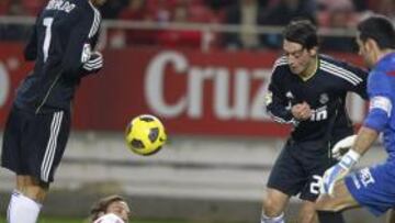 <b>PUDO SER LA SENTENCIA. </b>Cristiano y Özil tuvieron la oportunidad de resolver la eliminatoria en el minuto 79. Alexis salvó in extremis lo que parecía un gol cantado...