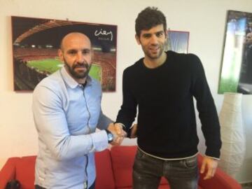 Fazio firma con el Sevilla. En la fotografía, junto con Monchi.