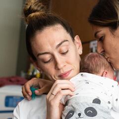 Marta Xargay y Breanna Stewart dan la bienvenida a Ruby Mae