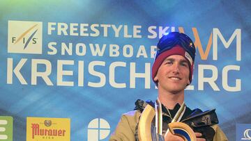 El esquiador Kyle Smaine posa con el título de campeón del mundo de snowboard en 2015.