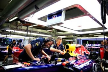 Los técnicos trabajan en el monoplaza de Sebastian Vettel.