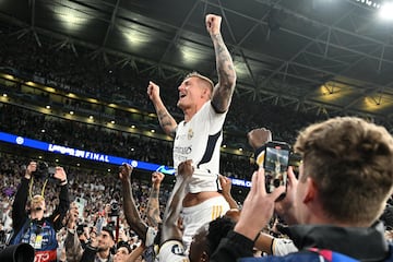 Toni Kroos se retiró el pasado mayo. El ya excentrocampista cautivó con su juego en el Mundial de 2014, donde se alzó campeón con la Selección alemana. Así, comenzó su exitosa carrera tras recalar en el Real Madrid ese mismo verano. Desde entonces, su manejo del balón y visión del juego le han consolidado como uno de los mejores futbolistas de la historia. Su grandísima carrera cuenta con nada más y nada menos que con 6 Champions, entre otros muchos títulos. 