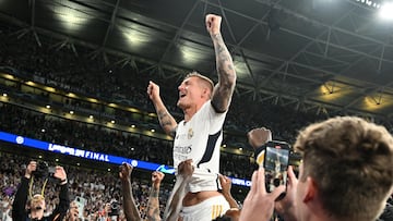 Toni Kroos se retiró el pasado mayo. El ya excentrocampista cautivó con su juego en el Mundial de 2014, donde se alzó campeón con la Selección alemana. Así, comenzó su exitosa carrera tras recalar en el Real Madrid ese mismo verano. Desde entonces, su manejo del balón y visión del juego le han consolidado como uno de los mejores futbolistas de la historia. Su grandísima carrera cuenta con nada más y nada menos que con 6 Champions, entre otros muchos títulos.