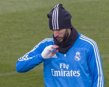 El delantero francés con la férula en el entrenamiento del Real Madrid.