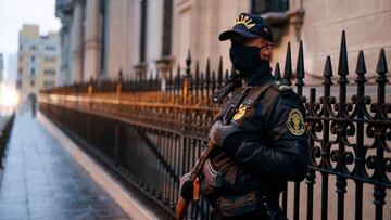 This handout picture distributed by the Peruvian Presidency shows a police standing guard outside the presidential palace in Lima, on July 28, 2020, during Perux92s National 199th Day. - With 33 million inhabitants, Peru registered more than 384,000 coronavirus cases and 18,229 deaths until Sunday&#039;s last account. It is the third country with the most infections and deaths in Latin America after Brazil and Mexico. (Photo by Renato PAJUELO / Peruvian Presidency / AFP) / RESTRICTED TO EDITORIAL USE - MANDATORY CREDIT &quot;AFP PHOTO / PERUVIAN PRESIDENCY / Renato PAJUELO&quot; - NO MARKETING NO ADVERTISING CAMPAIGNS - DISTRIBUTED AS A SERVICE TO CLIENTS