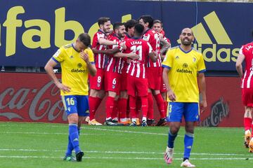 Los jugadores el Atlético celebrando el gol de penalti de Luis Suárez 