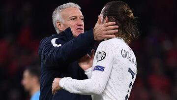 Deschamps abraza a Griezmann.