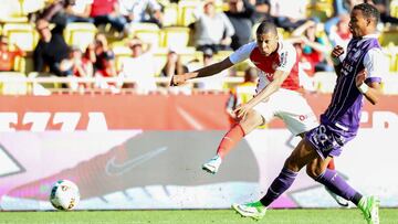 Monaco&#039;s French forward Kylian Mbappe Lottin scores a goal during the French L1 football match Monaco (ASM) vs Toulouse (TFC) on April 29, 2017 at the &quot;Louis II Stadium&quot; in Monaco.   / AFP PHOTO / VALERY HACHE