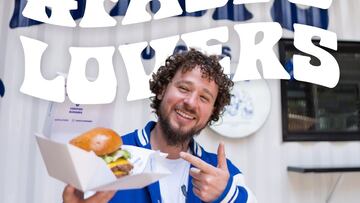 Luisito Comunica posa con una de sus hamburguesas.